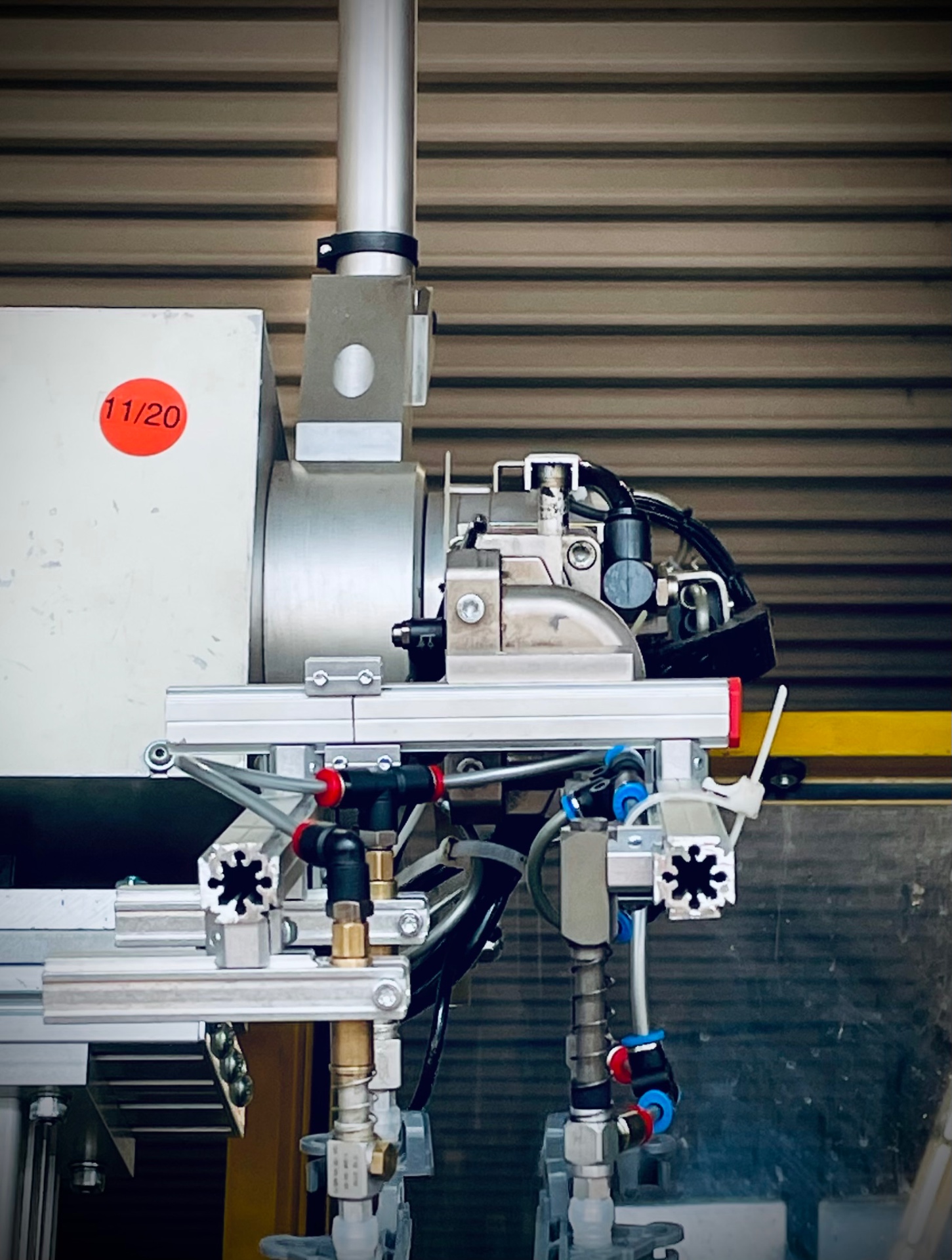 Automatisierte Entnahmeeinheit an Spritzgussmaschine