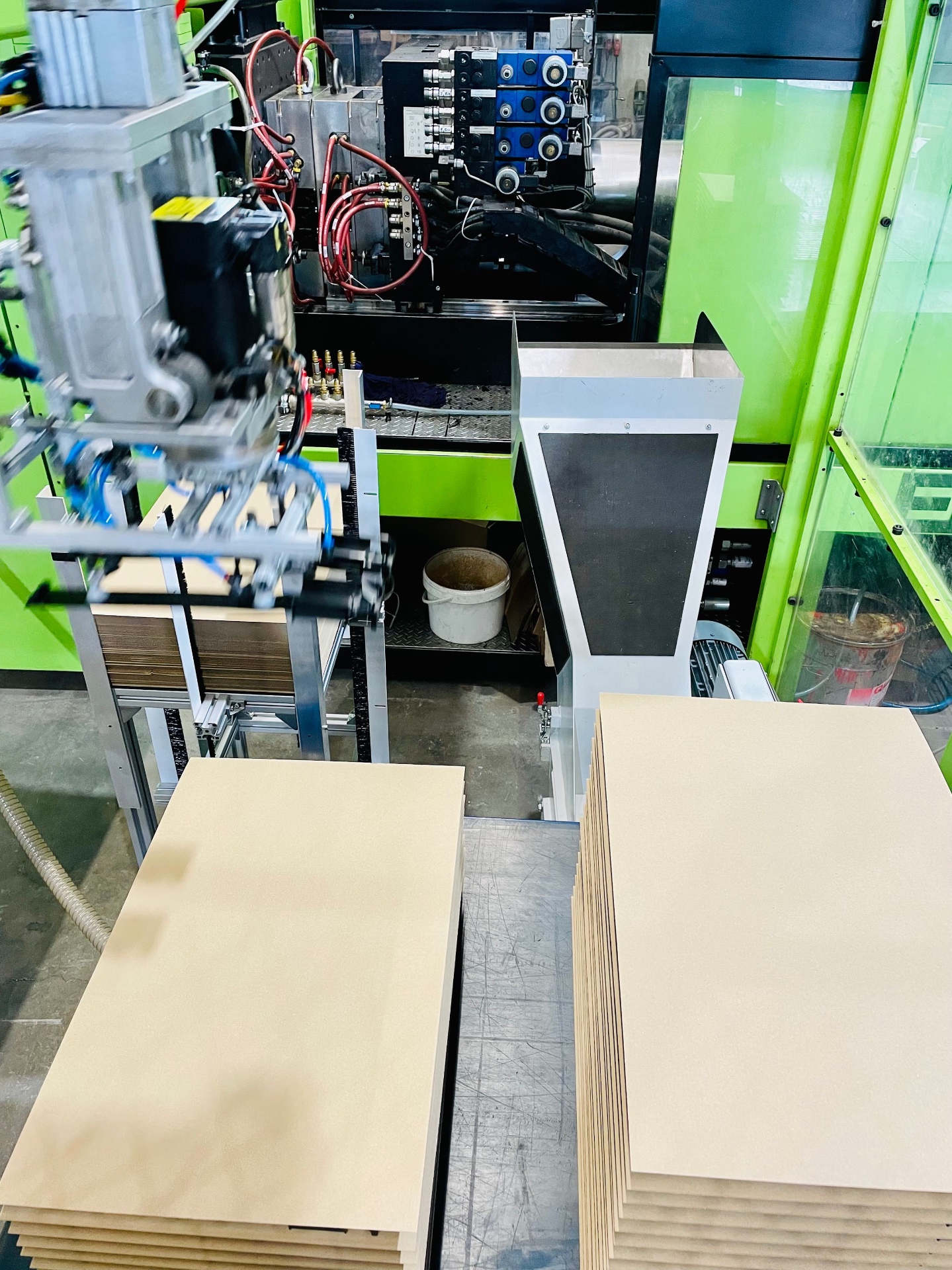 Engel Spritzgussmaschine mit Automatisierung